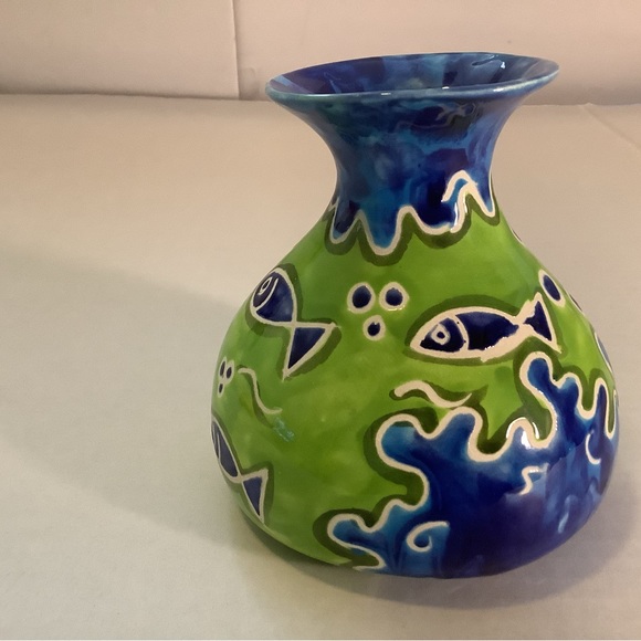 Vintage Jamaica Hand Painted Vase Etched Fish Glossy Blue Green and White 5 1/4” - Picture 14 of 16